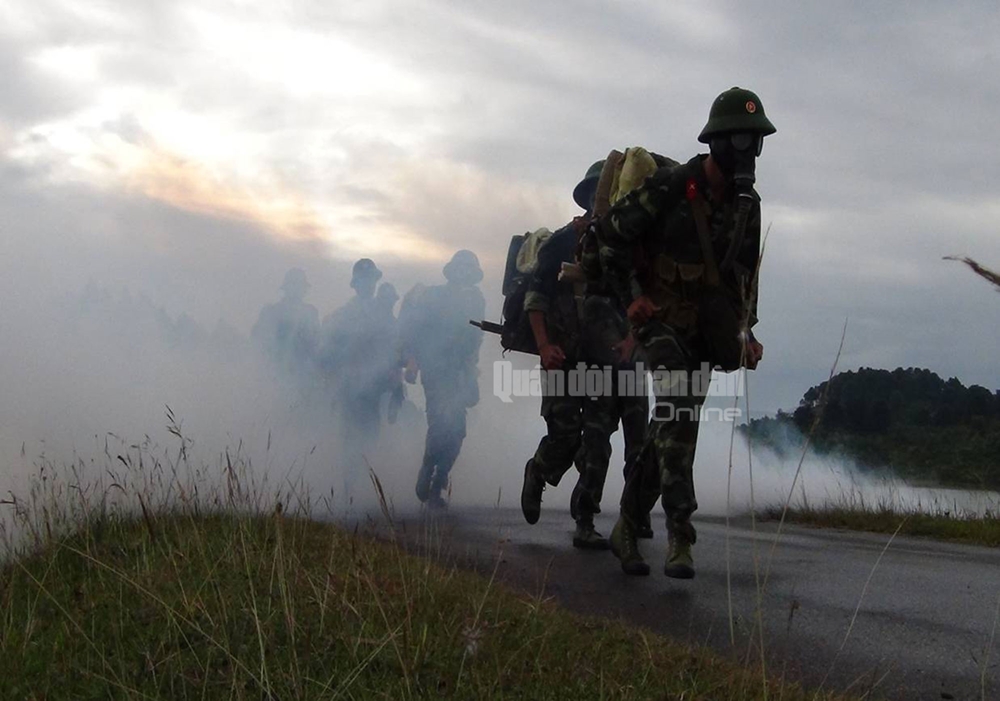 Học viên đào tạo sĩ quan chỉ huy phòng hóa cấp phân đội bậc đại học diễn tập cuối khóa.