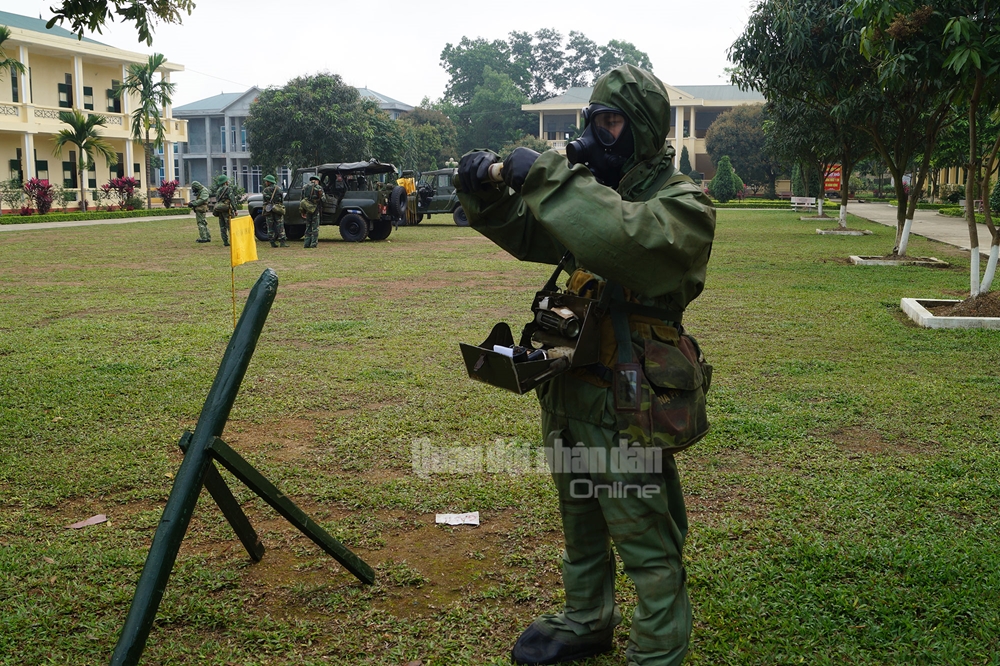 Khi huấn luyện thực hành các học viên mang đồ bảo hộ phủ kín cơ thể.