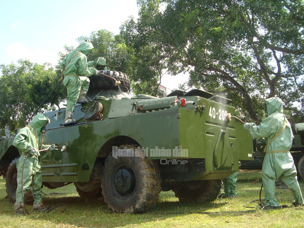 Học viên lớp DDK16 thực hành tiêu tẩy xe bọc thép nhiễm độc.