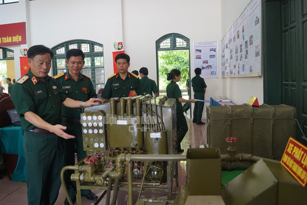 Thiếu tướng Nguyễn Thanh Tùng, Tư lệnh Binh chủng Hóa học kiểm tra mô hình huấn luyện tại Trường Sĩ quan Phòng hóa.