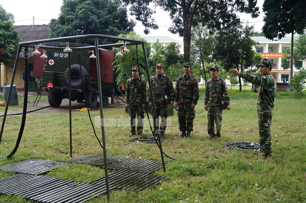 Học viên Quân đội Hoàng gia Campuchia trong giờ huấn luyện tiêu độc, diệt trùng.