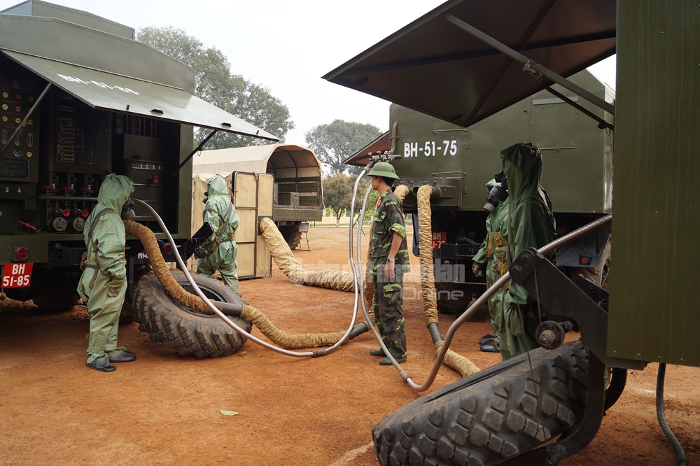 Các học viên triển khai trạm tiêu độc AGV-3U.