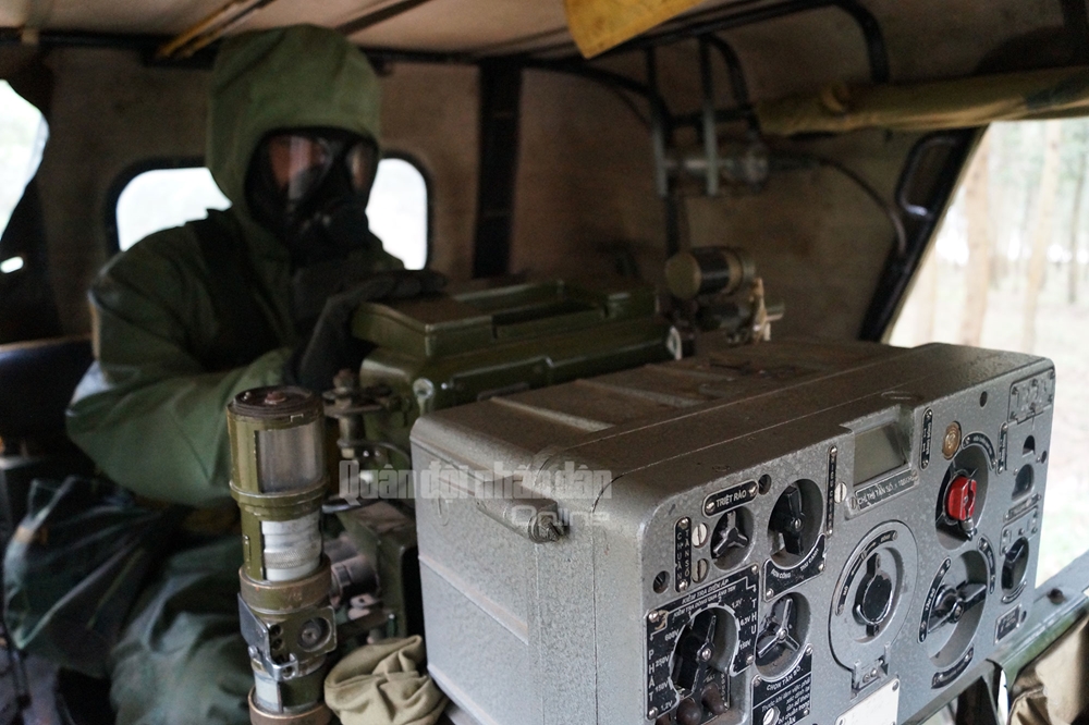 Học viên thực hành sử dụng xe trinh sát phóng xạ hóa học UAZ-469.