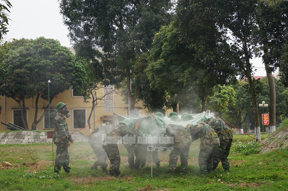 Các học viên huấn luyện xử lý chất độc.