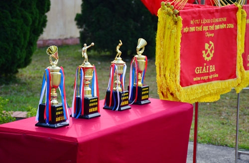 Cup vàng chờ về tay các nhà vô địch.