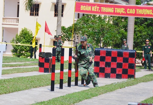 Khéo léo luồn lách qua những hàng cọc.