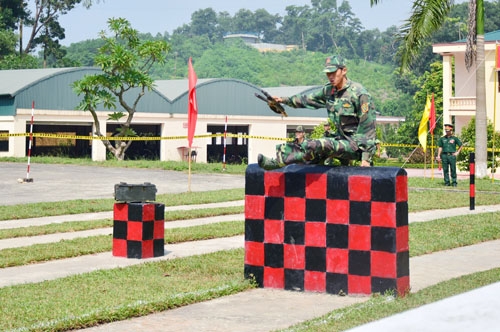 Nhẹ nhàng vượt qua tường cao.