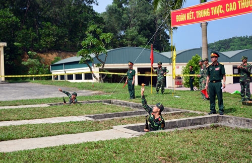 Vượt hào chữ U và ném lựu đạn trúng đích.