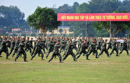 Đồng diễn võ thuật trong lễ khai mạc.