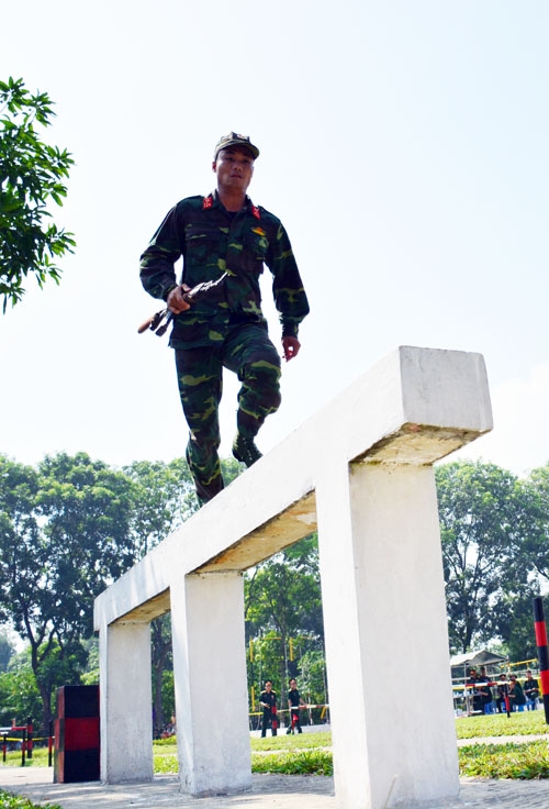 Khéo léo và nhanh chóng qua cầu độc mộc.