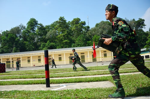 Thể hiện sức mạnh khi phăng phăng bê hòm đạn.