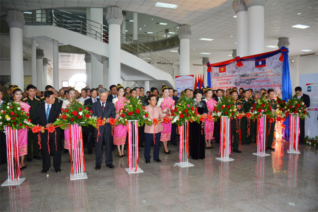 Trường Sơn một dải nghĩa tình