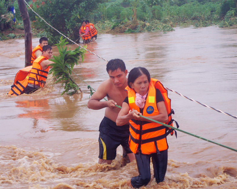 Chuyện cứu người trong lũ dữ 
