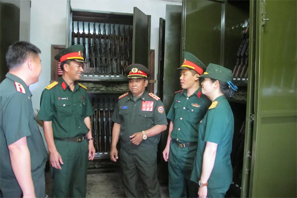 Sĩ quan trẻ Việt Nam thăm Trung đoàn Bộ binh Thiết giáp 11 (Lào)
