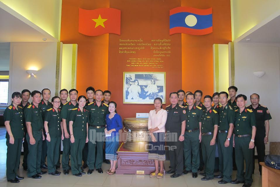 Sĩ quan trẻ Việt Nam thăm, giao lưu với tuổi trẻ Bộ CHQS tỉnh Khăm Muồn (Lào)
