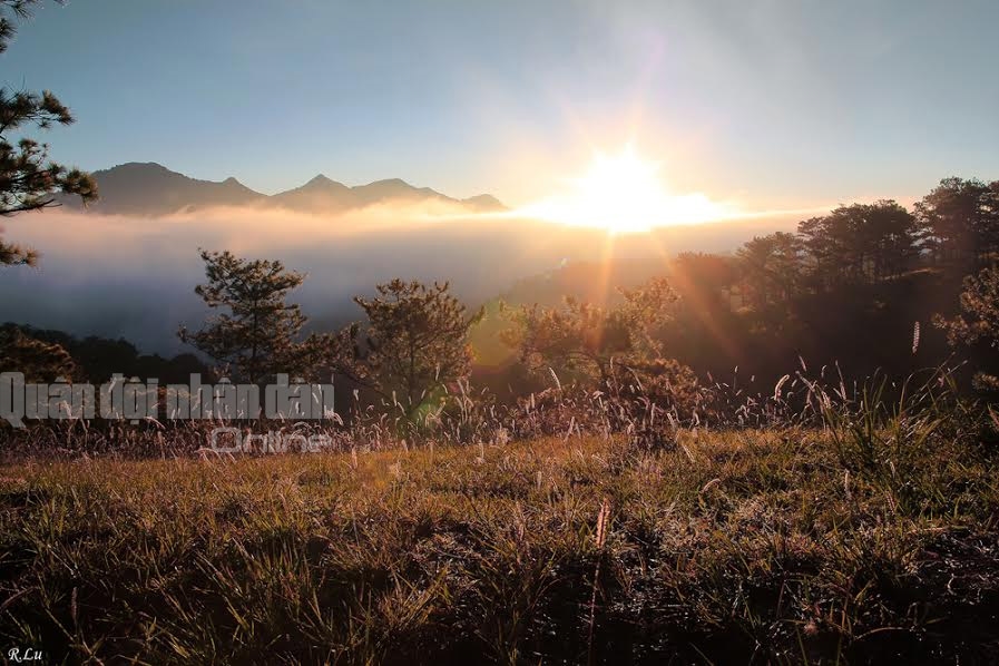Và mặt trời thức giấc trên “chiếc đệm mây” trắng muốt.