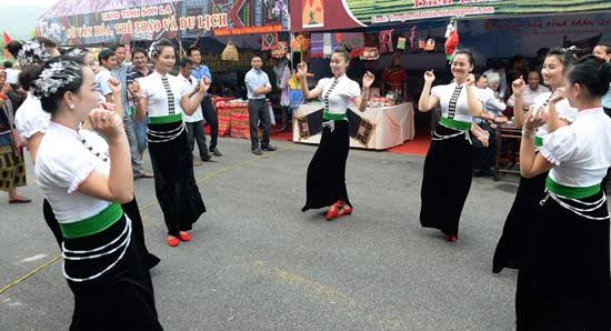 Múa xòe Thái đến từ tỉnh Sơn La.