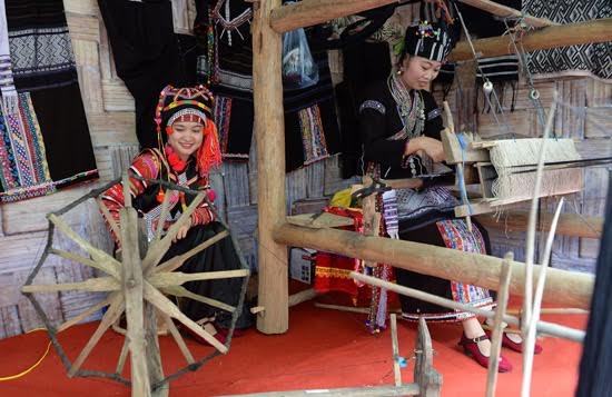 Dệt thổ cẩm truyền thống của dân tộc Lự, dân tộc Hà Nhì ở tỉnh Lai Châu.