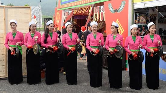 Trình diễn cồng chiêng của các cô gái Mường (tỉnh Hòa Bình).