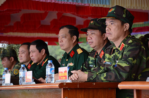 Các đại biểu theo dõi buổi diễn tập.