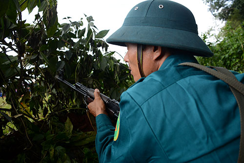 Lực lượng Tự vệ Binh đoàn 15 chiếm lĩnh trận địa.