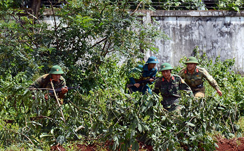 Sau hiệu lệnh, lực lượng thực binh bắt đầu áp sát mục tiêu.