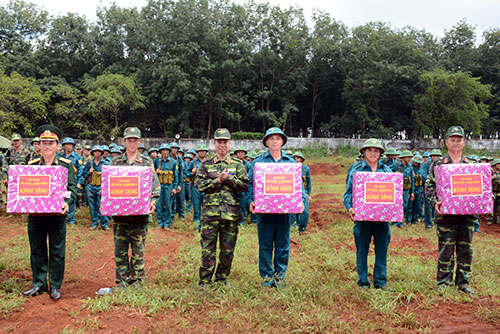 Tư lệnh Binh đoàn 15 tặng thưởng các đơn vị, cá nhân có thành tích xuất sắc trong buổi diễn tập.