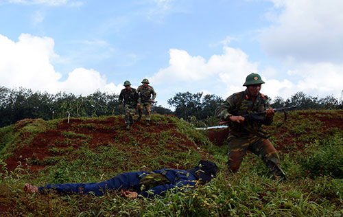 Lực lượng thực binh áp sát mục tiêu đánh chiếm và bảo vệ thành công cơ sở sản xuất.