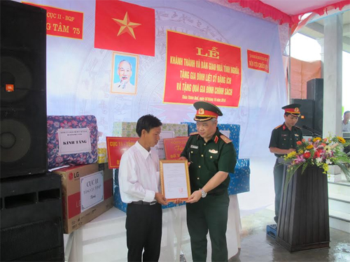 Tặng nhà tình nghĩa cho thân nhân liệt sĩ Đặng Ích