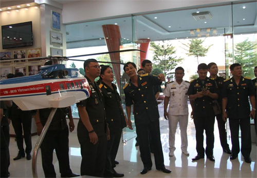 Sĩ quan trẻ Quân đội Hoàng gia Cam-pu-chia giao lưu tại Công ty Trực thăng miền Nam