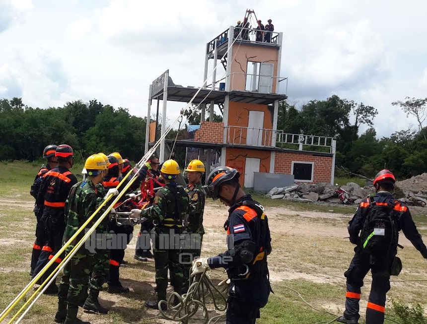 Sẵn sàng đón nhận nạn nhân bị nạn từ nhà cao tầng.