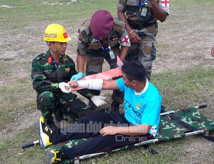 Tiến hành sơ cứu ban đầu cho nạn nhân.