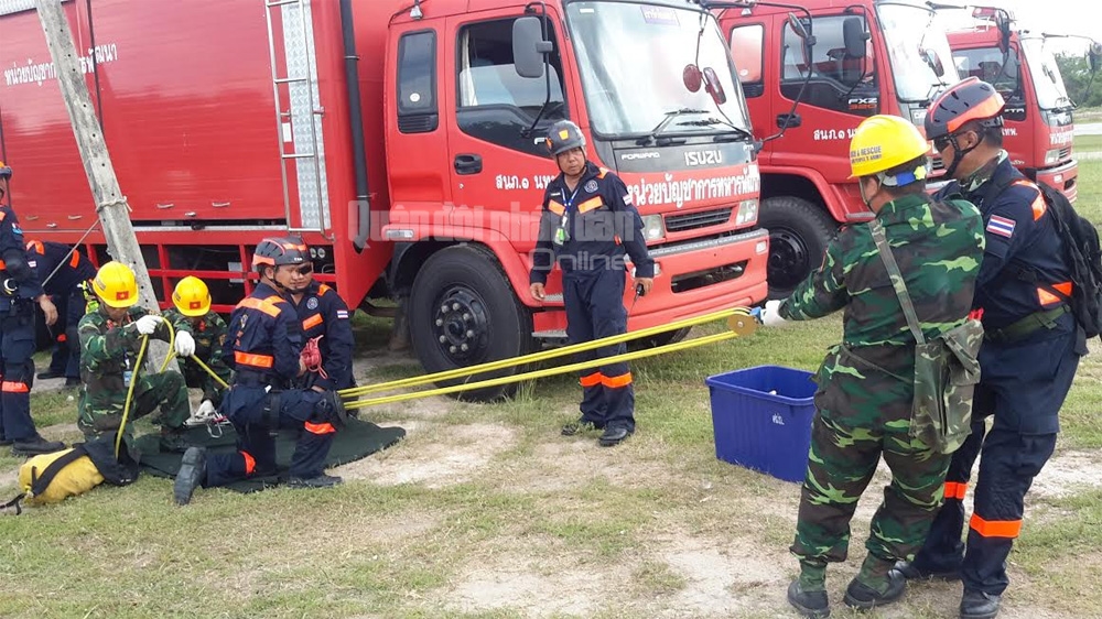 Phối hợp cùng lực lượng quân đội Thái Lan chuẩn bị hệ thống dây ròng rọc để đưa nạn nhân từ nhà cao tầng xuống đất.