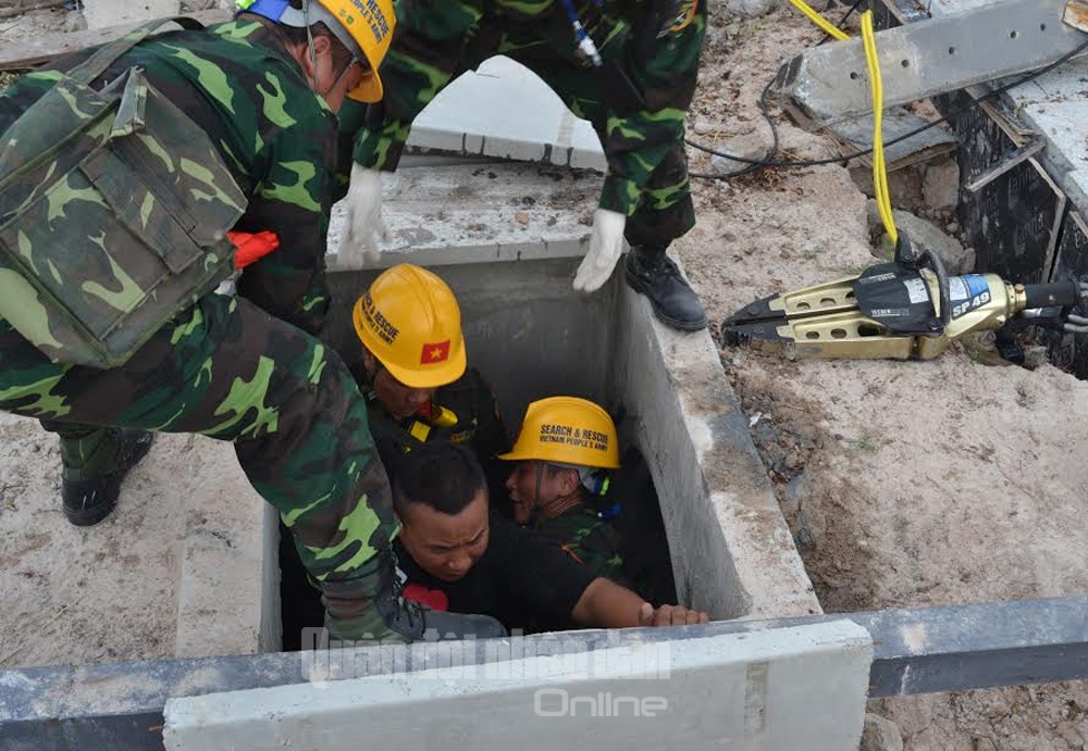 Giải cứu nạn nạn nhân mắc kẹt trong đống đổ nát.