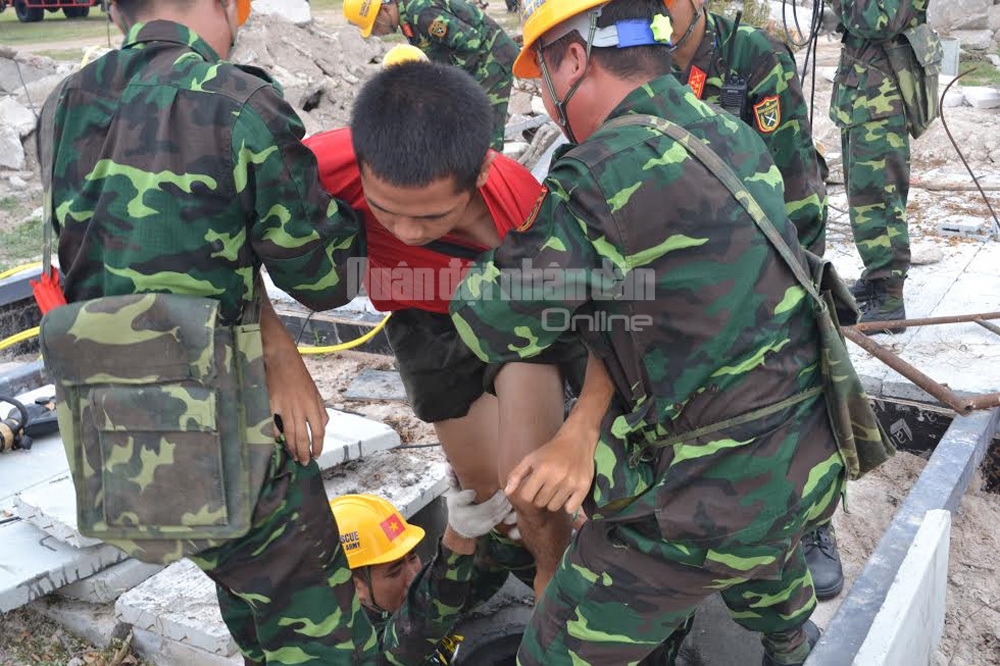Lực lượng công binh Việt Nam tiến hành ứng cứu các nạn nhân.