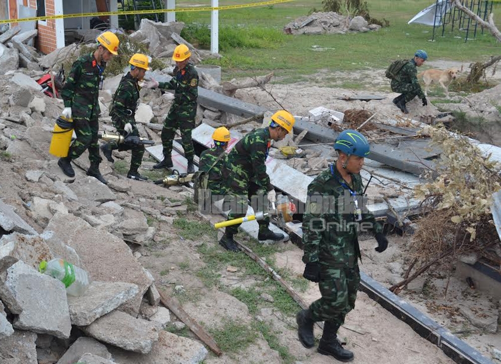 Lực lượng công binh cơ động tới khu vực sập đổ.