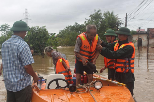 LLVT Quân khu 4 khẩn trương triển khai công tác cứu hộ cứu nạn tại các địa phương bị lũ lụt