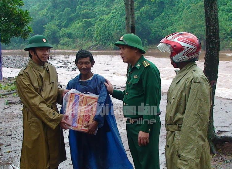 Cán bộ, chiến sĩ đồn Biên phòng Cửa khẩu quốc tế Cha Lo đến trực tiếp từng hộ gia đình ở các bản thuộc xã Dân Hóa, Minh Hóa (Quảng Bình) hỗ trợ mì tôm.