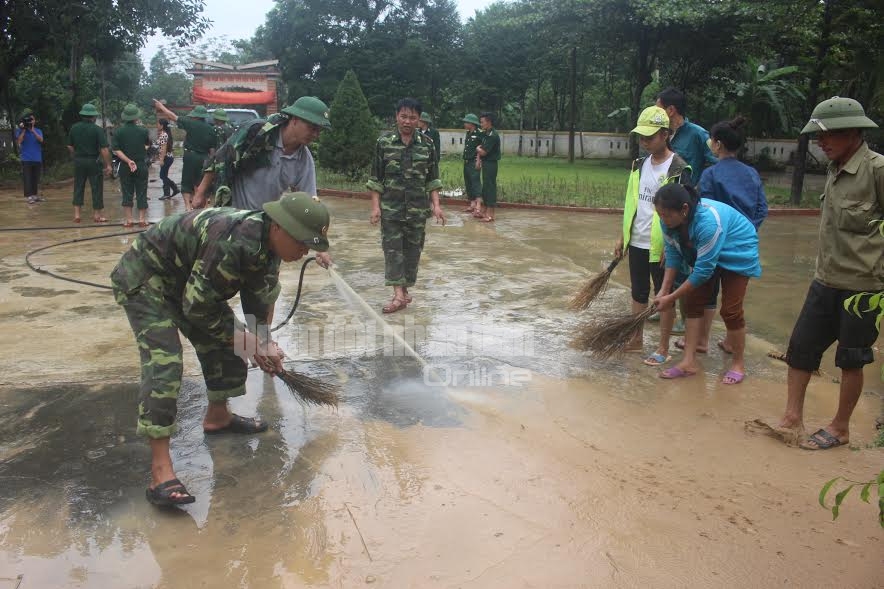 Cán bộ, chiến sĩ Biên phòng Hà Tĩnh giúp đỡ trường Điểm trường Hương Phúc - Trường Tiểu học Hương Phúc dọn vệ sinh sau lũ.