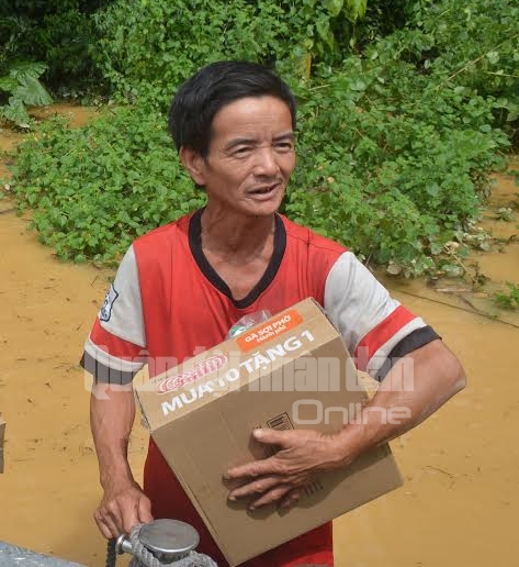 Ông Phan Văn Tuấn, xóm 1, xã Phúc Đồng, Hương Khê (Hà Tĩnh) cảm ơn đoàn cứu trợ.