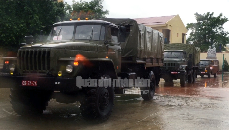 Lực lượng BCH Biên phòng tỉnh Quảng Bình lên đường cứu hộ, cứu nạn.