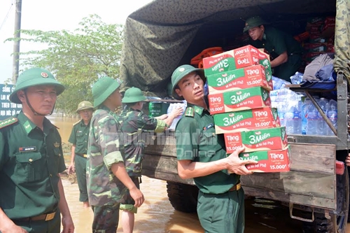 BĐBP Quảng Bình huy động phương tiện chuyên dụng và hàng trăm cán bộ, chiến sĩ cứu trợ nhân dân vùng lũ