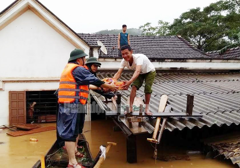 Mang lương thực cứu trợ nhân dân vùng bị lũ cô lập
