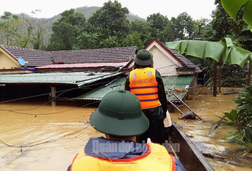 Hàng trăm bộ đội, DQTV giúp dân khắc phục hậu quả lũ lụt tại Quảng Bình, Hà Tĩnh
