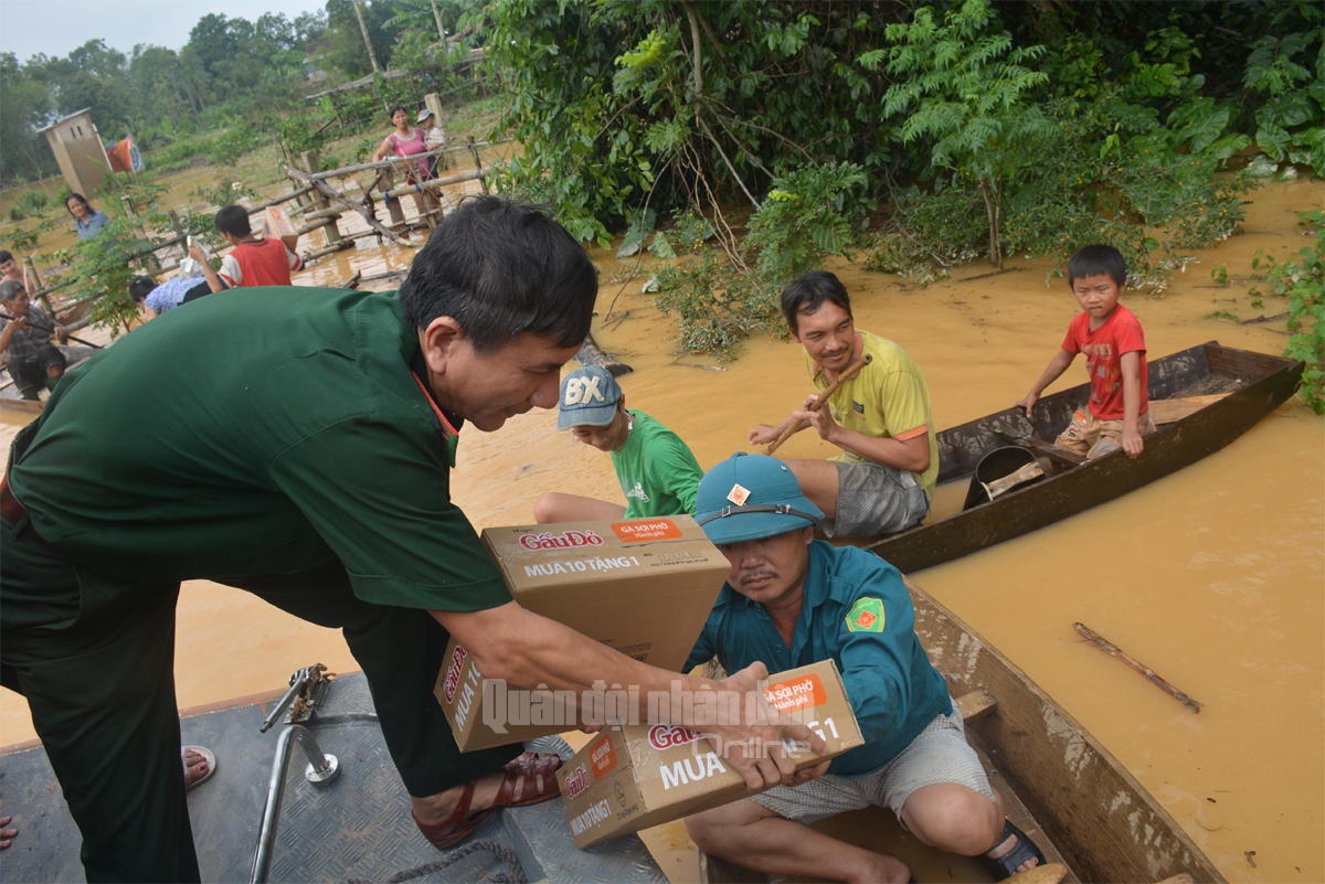 Các mũi, hướng bộ đội lên đường giúp dân
