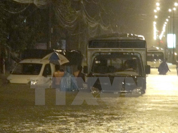 Phó Thủ tướng Trịnh Đình Dũng chỉ đạo công tác ứng phó với lũ lụt ở Quảng Bình