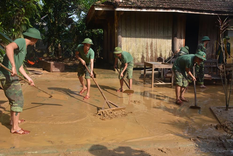 Quân khu 4 huy động  lực lượng chủ lực về giúp dân sau lũ