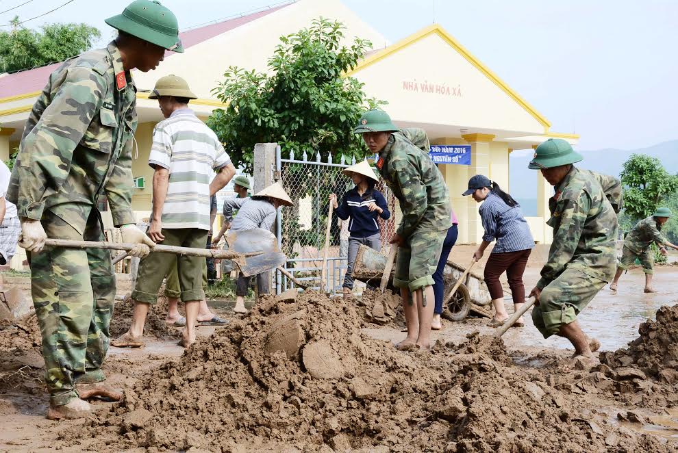 Sư Đoàn 968 (Quân khu 4) giúp nhân dân khắc phục hậu quả mưa lũ