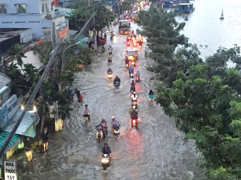 TP Hồ Chí Minh: Triều cường lên cao kết hợp mưa lớn khiến nhiều tuyến đường bị ngập