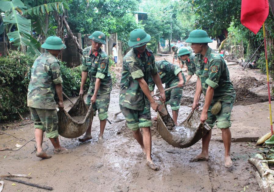 NHÂN LÊN TÌNH NGƯỜI TRONG BÃO LŨ